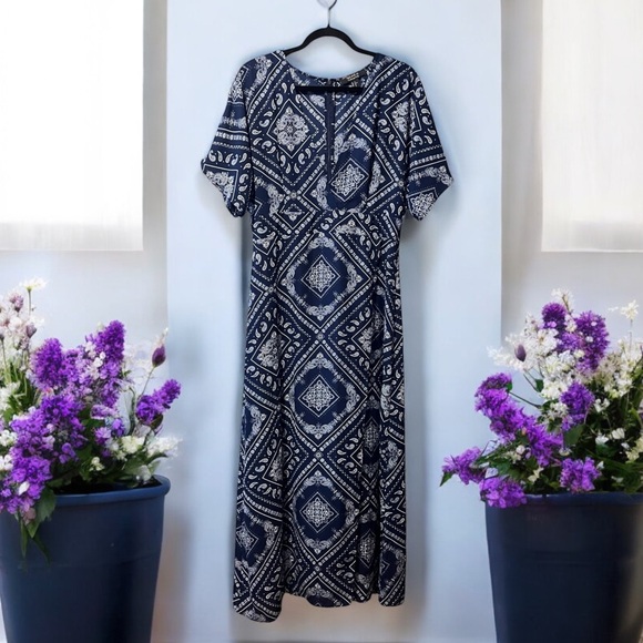 Forever 21 Contemporary Navy & White Geometric Paisley/Floral Print Maxi Dress - Picture 9 of 16